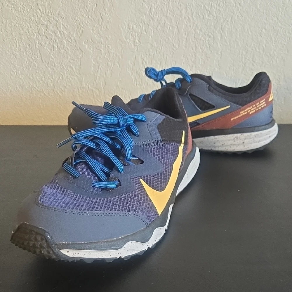 Nike Men's Athletic Shoes in Blue and Cream with Reddish Brown. - Picture 8 of 9